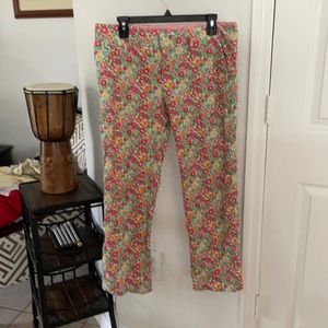 Super cute Lily Pulitzer Capri pant.. timeless for a summer BBQ!! Size 8